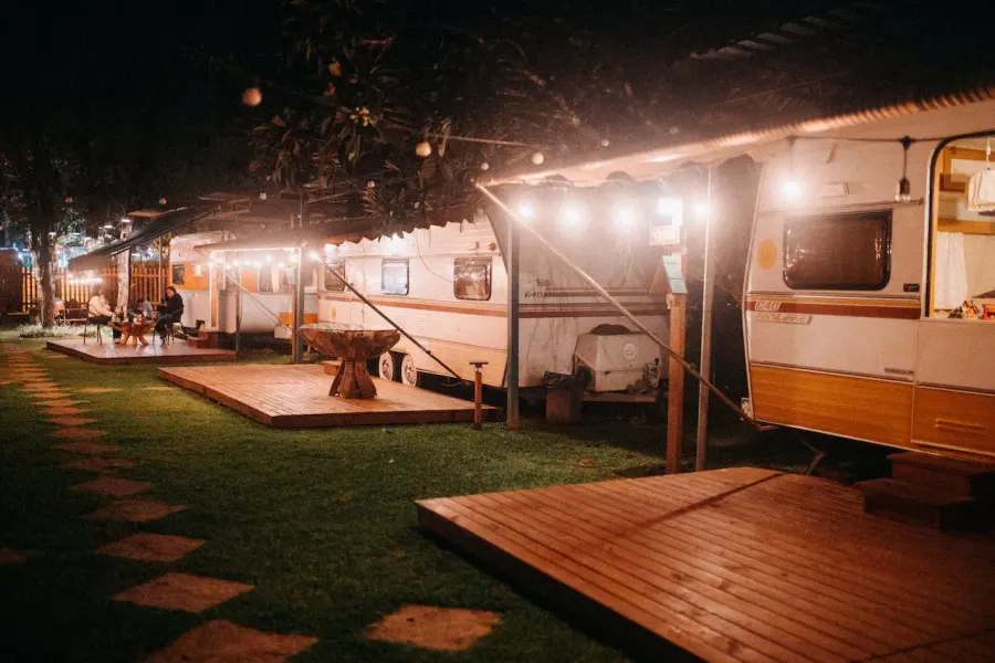 Camping iluminado de noche