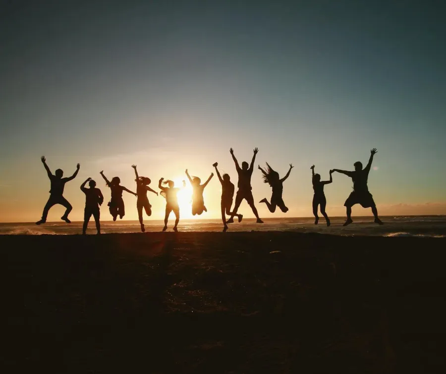 Equipo de Akiwifi celebrando al atardecer